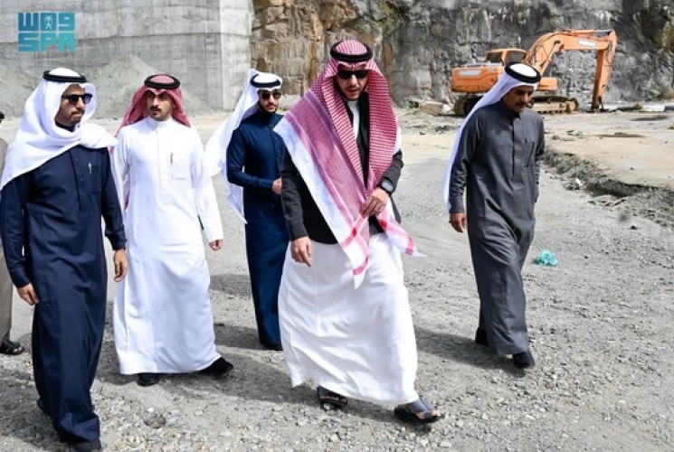 الأمير سعود بن نهار يقف على مشروع توسعة الطريق الغربي بالمحافظة