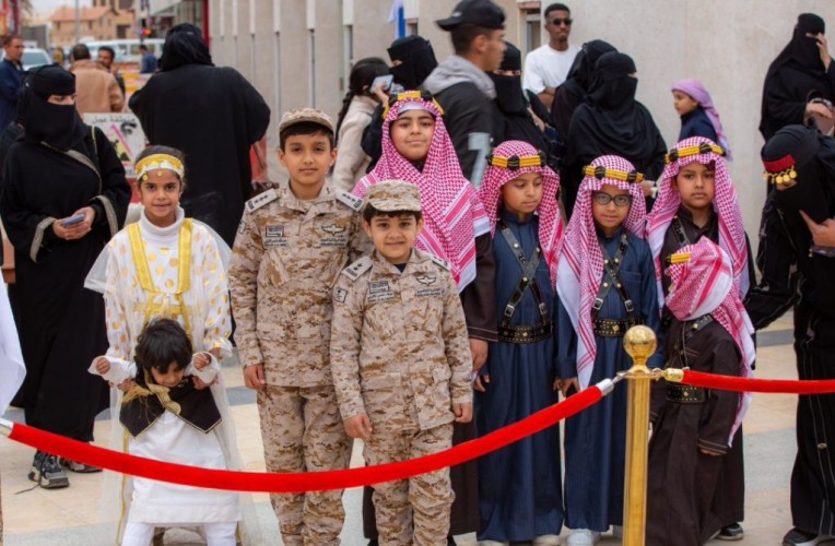 أمانة تبوك تحتفي بيوم التأسيس بجملة من الفعاليات المجتمعية بجادة الأمير فهد بن سلطان التراثية