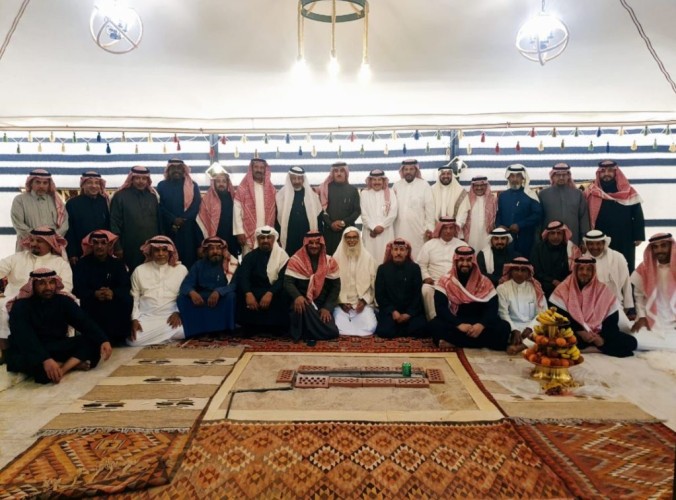 جمعتهم دورة عسكرية قبل 35 سنة.. مجموعة من المواطنين يتجمعون للعام الخامس على التوالي في مخيم بمحافظة عنيزة