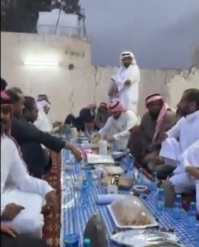 «البرق والرعد يزين السماء».. شاهد: إفطار عشرات المواطنين تحت زخات الأمطار