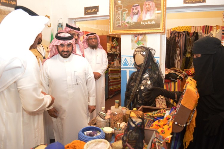 “محافظ محايل” يكرم أجاويد الريش بمركز النشاط الاجتماعي