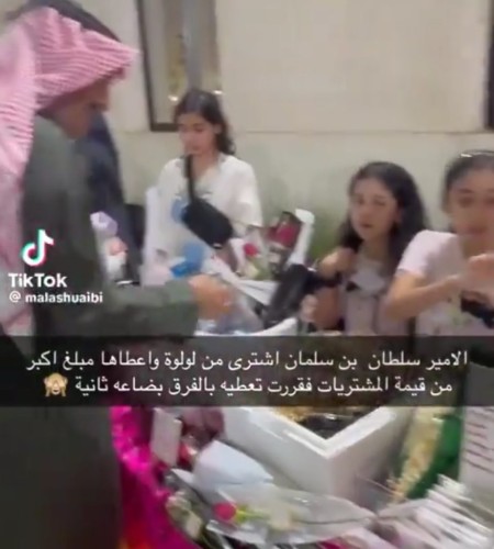 شاهد.. ردة فعل طفلة بائعة قدم لها الأمير سلطان بن سلمان مبلغ مالي أكبر من قيمة مشترياته