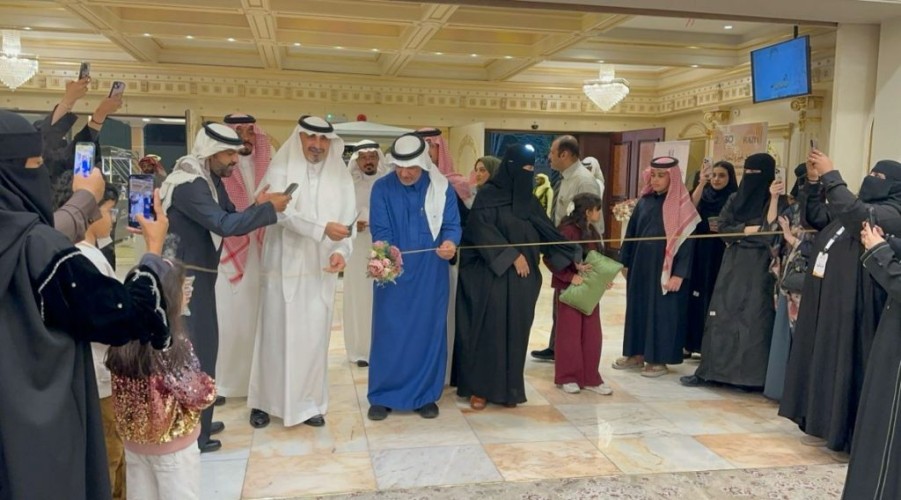 مدير عام فرع وزارة الموارد البشرية والتنمية الاجتماعية يفتتح معرض ” رزّة ” بالدمام