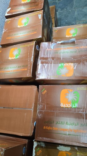 سواعد الحي بمركز المسفلة يوزع 300 كرتون تمر فاخر