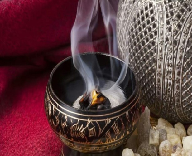 استشاري يحذر من التأثيرات السلبية للبخور على صحة الإنسان