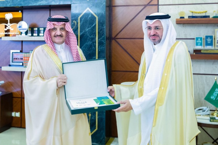 أمير الشرقية يستقبل مدير فرع مركز الملك عبدالعزيز للتواصل الحضاري بالمنطقة