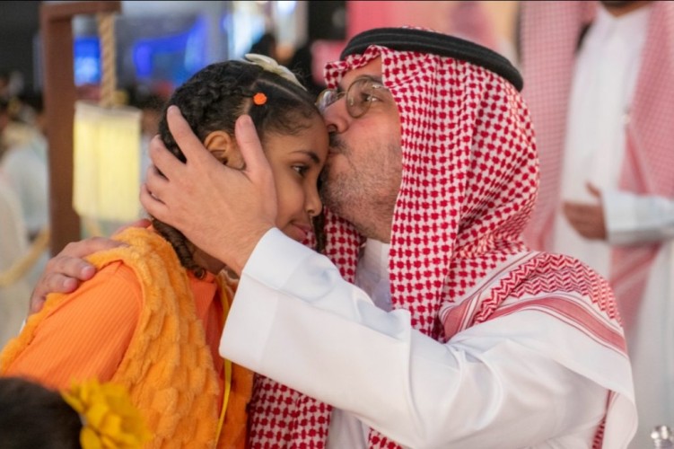 محافظ جدة يشارك ١٥٠٠ من أبناء الخير إفطارهم الجماعي بأسواق البحر الأحمر (رد سي مول)