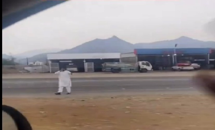 “له من اسمه نصيب” .. شاهد: مقيم باكستاني يوقف السيارات على الطريق في تهامة بلقرن من أجل إفطار الصائمين في مطعمه