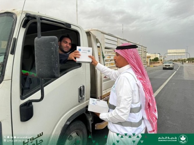 بلدية الدلم توزع وجبات إفطار صائم في عدة مواقع بالتعاون مع شركة نادك