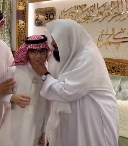 شاهد: ردة فعل طفل عند لقائه بالدكتور الشيخ عبدالرحمن السديس بعد استقباله اليتامى وتناول معهم الافطار في الحرم المكي