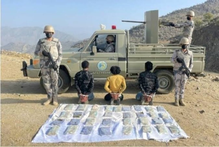 حرس الحدود بعسير يقبض على (9) مخالفين لنظام أمن الحدود لتهريبهم (113) كيلوجرامًا من مادة الحشيش المخدر