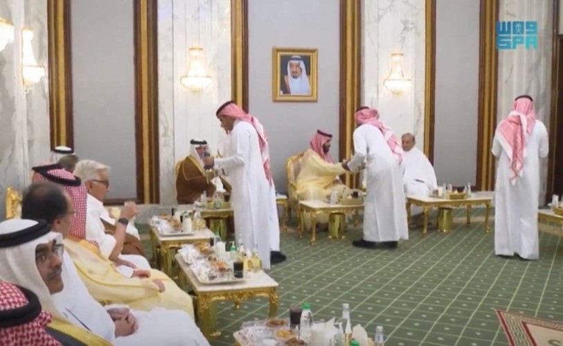 وفي موقف بروتوكولي ملكي عالي المستوى.. شاهد: سمو ولي العهد يرفض أخذ فنجال القهوة قبل ضيفه رئيس الوزراء الباكستاني