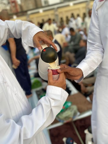 سواعد الحي بمركز المسفلة يوزع 6000 وجبة و 10000 علبة تمر و 750 ثلاجة قهوة وشاهي على الصائمين في الحرم