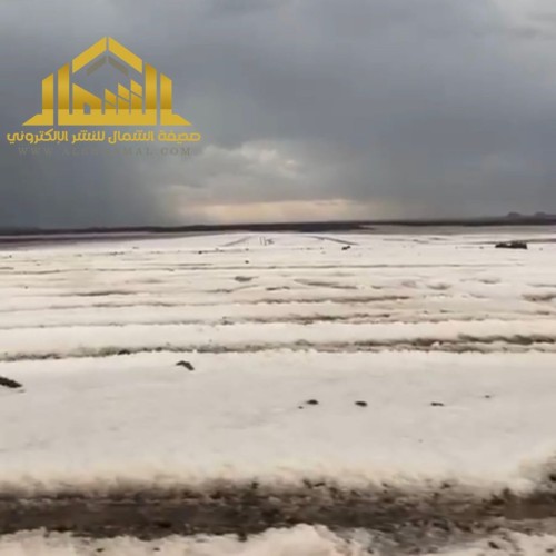 عدسة صحيفة “الشمال” الإخبارية توثق مشهد مهيب لسحابة هائلة محملة بزخات البرد في سماء قرية الحويط جنوب حائل