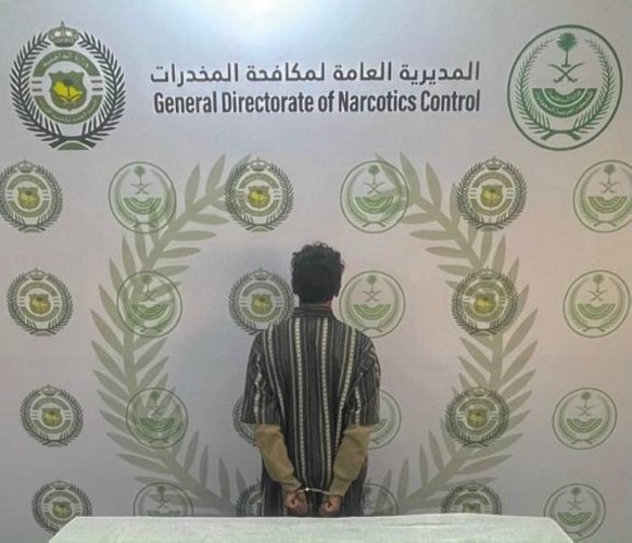 مكافحة المخدرات تقبض على شخص بمنطقة الحدود الشمالية لترويجه مادة الحشيش المخدر