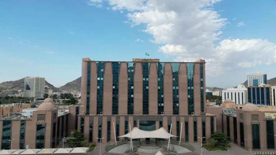 مستشفى الملك فيصل بمكة يُعيد حركة مريض بالعقد السابع بشكل طبيعي بعد زراعة مفصلين صناعيين للركبتين