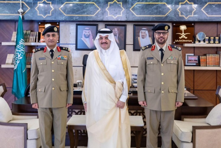 أمير المنطقة الشرقية يقلد  قائد قوة أمن المنشآت برأس تنورة رتبته الجديدة