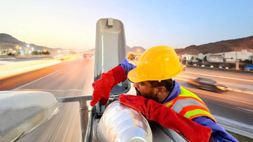 أمانة العاصمة المقدسة تعالج 142 برج إنارة بالدائري الرابع