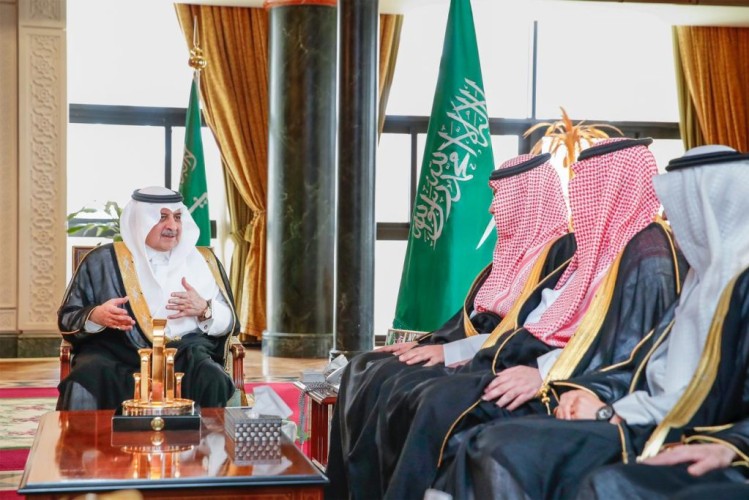 أمير منطقة تبوك يطلع على الاستراتيجية الوطنية للشباب