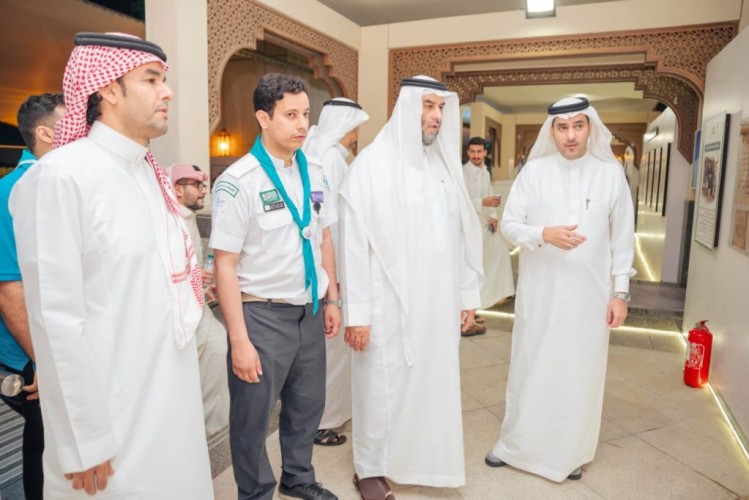 مدير تعليم مكة يزور معرض بركم