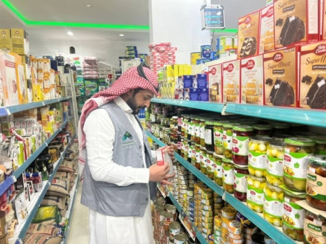 “أمانة الحدود الشمالية ” تكثّف جولاتها الرقابية الصحيّة على المنشآت التجارية بالمنطقة