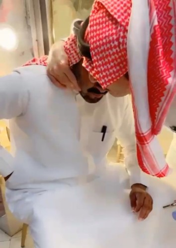 شاهد.. فيديو مؤثر للقاء اثنين من زملاء العمل بعد انقطاع دام أكثر من 25 عاماً