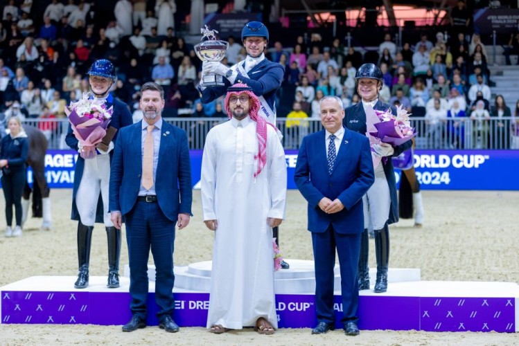 توجه عبد الله بن فهد باللقب وسط حضور جماهيري غفير باتريك كيتل .. بطل كأس العالم للترويض