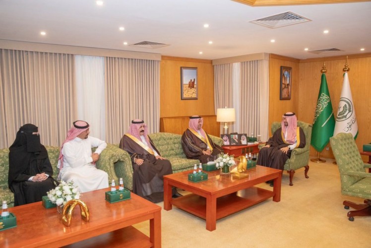 نيابةً عن أمير منطقة الجوف.. الأمير متعب بن مشعل يكرم الطالبة الريس لفوزها في مبادرة “منافس”