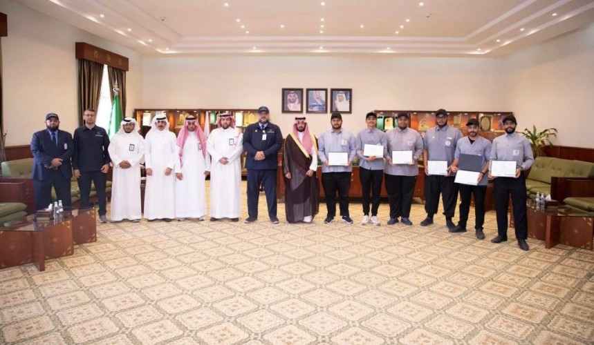 الأمير فهد بن محمد يكرم متدربي تقنية الخرج الحاصلين على المركز الأول بمسابقة الروبوت والذكاء الاصطناعي