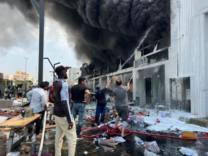 حريق يشب في محل مفروشات بمحايل و”المدني” يخمده
