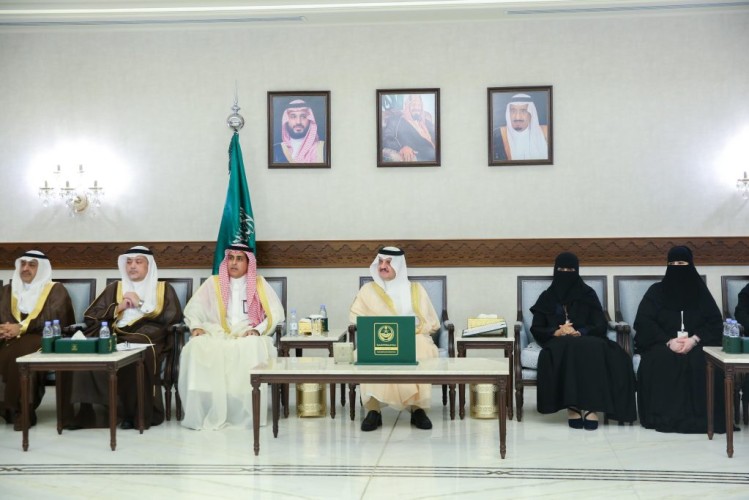 أمير الشرقية يكرم الطلاب والطالبات المتميزين في جائزة (منافس) الوطنية