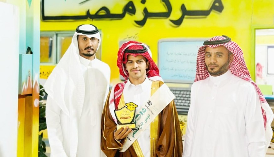 المعلمون وأولياء الأمور يشاركون بحفل تخريج طلاب ثانوية الريث لعام ١٤٤٥هـ