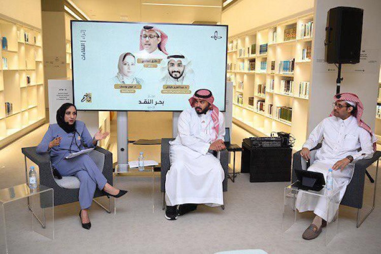 الناقدة العراقية الدكتورة موج يوسف تبحر في النقد الثقافي في مركز الملك عبدالعزيز الثقافي اثراء ووسم