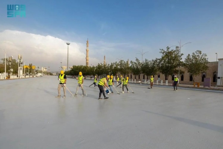 لخفض درجة الحرارة على الحجاج .. ‏”هيئة الطرق” ‏طلاء الأسطح الإسفلتية للمنطقة المحيطة بمسجد نمرة
