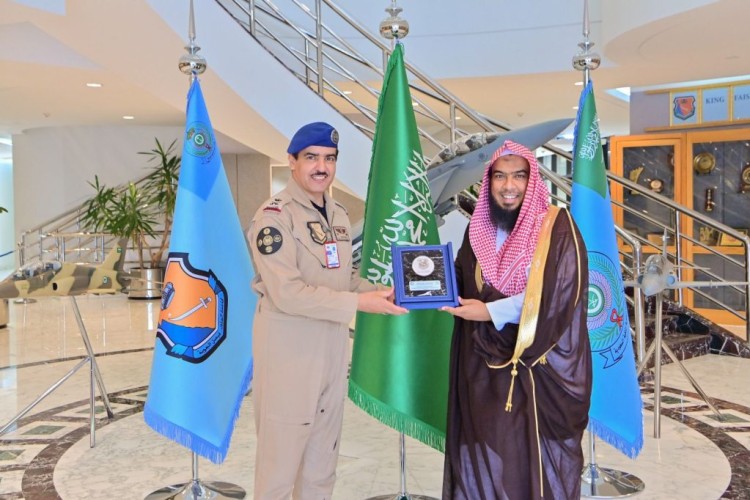 مدير عام فرع هيئة الأمر بالمعروف بتبوك يلتقي بقائد قاعدة الملك فيصل الجوية بالقطاع الشمالي