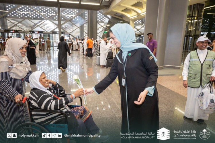 منسوبي أمانة العاصمة المقدسة يستقبلون حجاج بيت الله الحرام بمبادرة حياكم في مكة