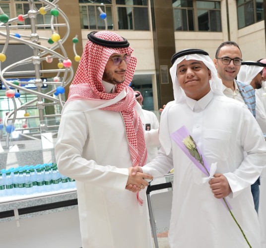 جامعة الإمام عبد الرحمن بن فيصل تستقبل مستجديها بالورود في أيام التهيئة
