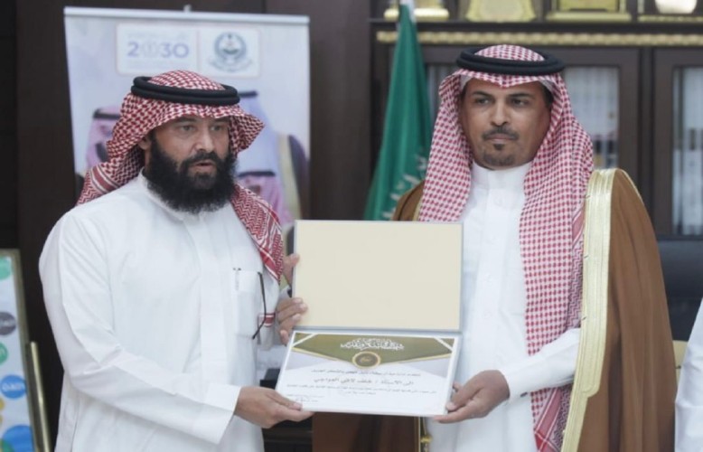 محافظ الشملي يكرم الداعمين لميدان بيضاء نثيل للهجن