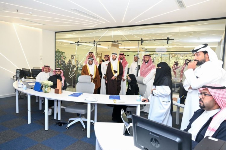 محافظ الطائف يطلع على المشاريع التطويرية لتخصصي الطائف