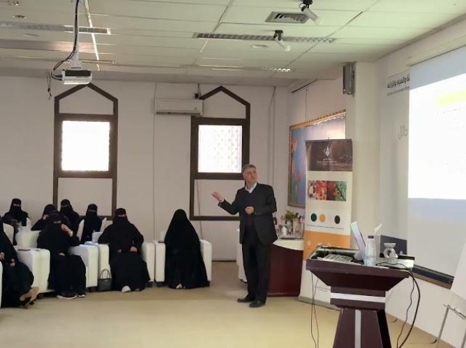 “البيئة والزراعة” تنظّم دورة حول ريادة الأعمال في تربية النحل بحائل