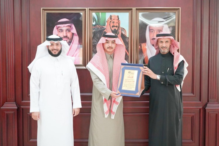 رئيس جامعة الإمام عبدالرحمن بن فيصل يستقبل ريان الشمري لتحقيقه المركز الأول