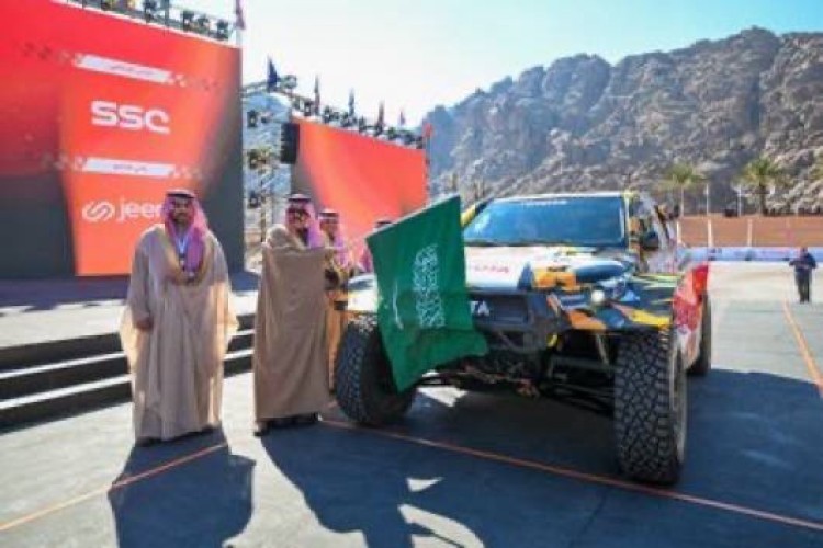 الأمير عبدالعزيز بن سعد يُطلق شارة بدء انطلاق رالي حائل تويوتا الدولي 2025