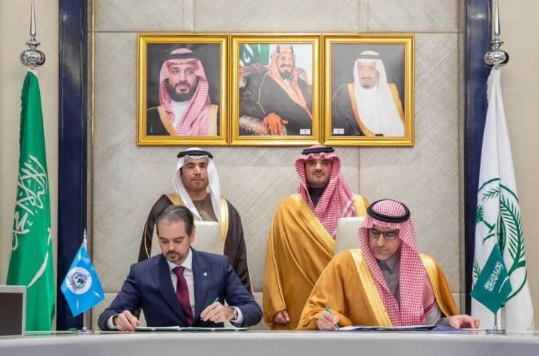 الأمير عبدالعزيز بن سعود يشهد توقيع اتفاقية إنشاء مكتب إقليمي للإنتربول بمنطقة الشرق الأوسط وشمال أفريقيا على أراضي المملكة