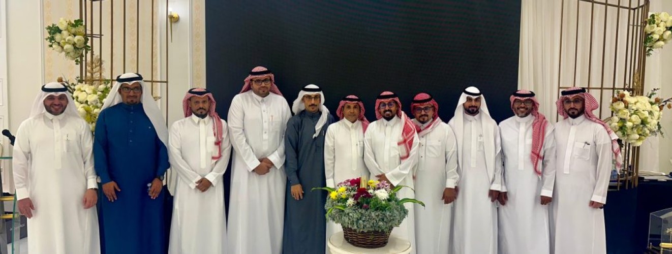 وسط أجواء مفعمة بالمحبة..  منسوبوا أشعة تجمع جازان يكرمون الدكتور كليبي لحصوله «استشاري»