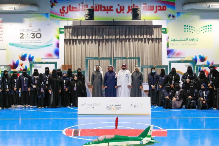 وكيل محافظة الأحساء يدشّن طائرة متعددة المراوح ويكرم داعمي ومشاركي صقور الدرون الاثرائي