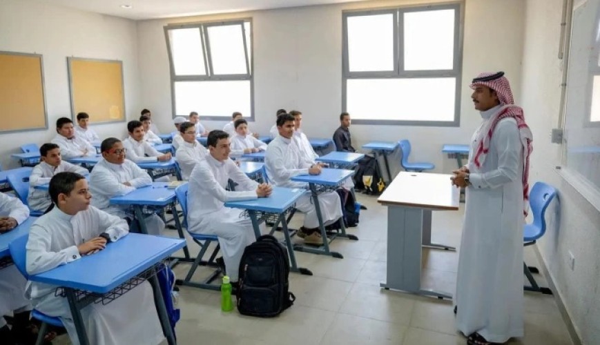 تعليم جدة تُلزم غير السعوديين بارتداء الثوب في المدارس الحكومية والأهلية