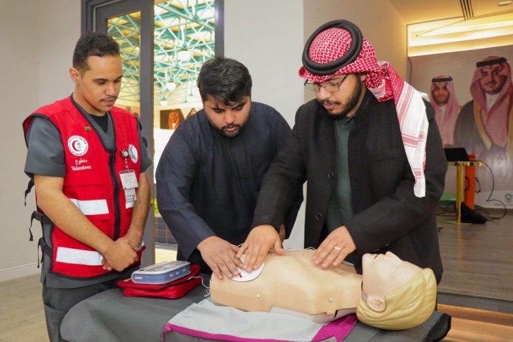 الهلال الأحمر بالجوف يطلق المرحلة الأولى من مشروع “معاذ” ويدرب منسوبي معهد تمكين التقني