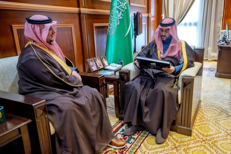 الأمير فيصل بن فهد يستعرض أبرز أعمال ومشاريع أمانة حائل