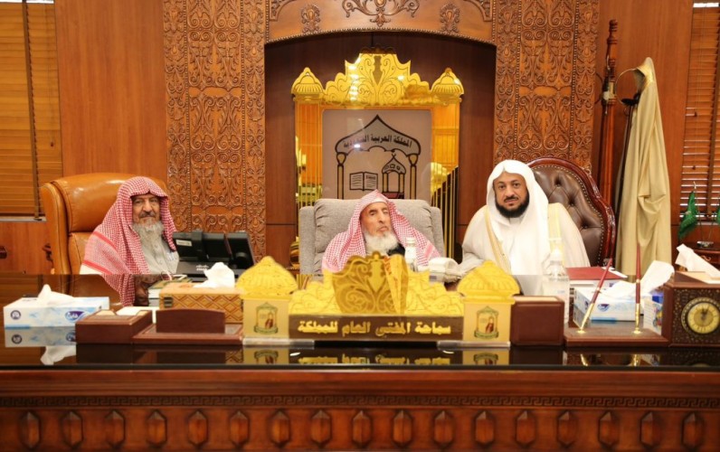 سماحة المفتي ونائبه يستقبلان مدير فرع عسير عقب صدور قرار تكليفه
