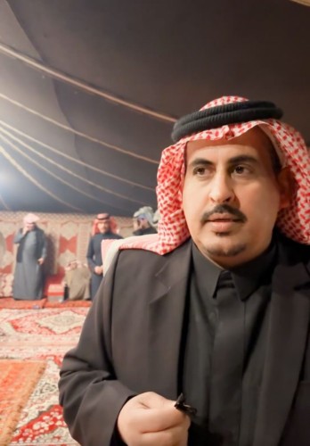 عبد الوهاب بن عقيل بن هادي القلادي يقيم مأدبة عشاء بمناسبة زيارة شيوخ ووجهاء رجال الأعمال في مخيم روض بن هادي